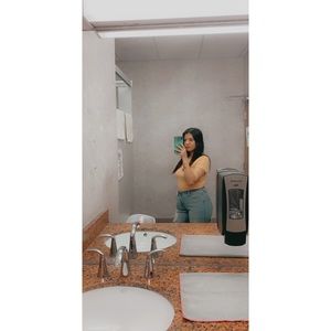 Meet your Posher, Adela